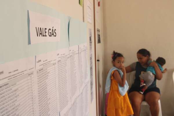 Famílias recebem tíquetes do Vale Gás Social e comemoram benefício no fim do ano