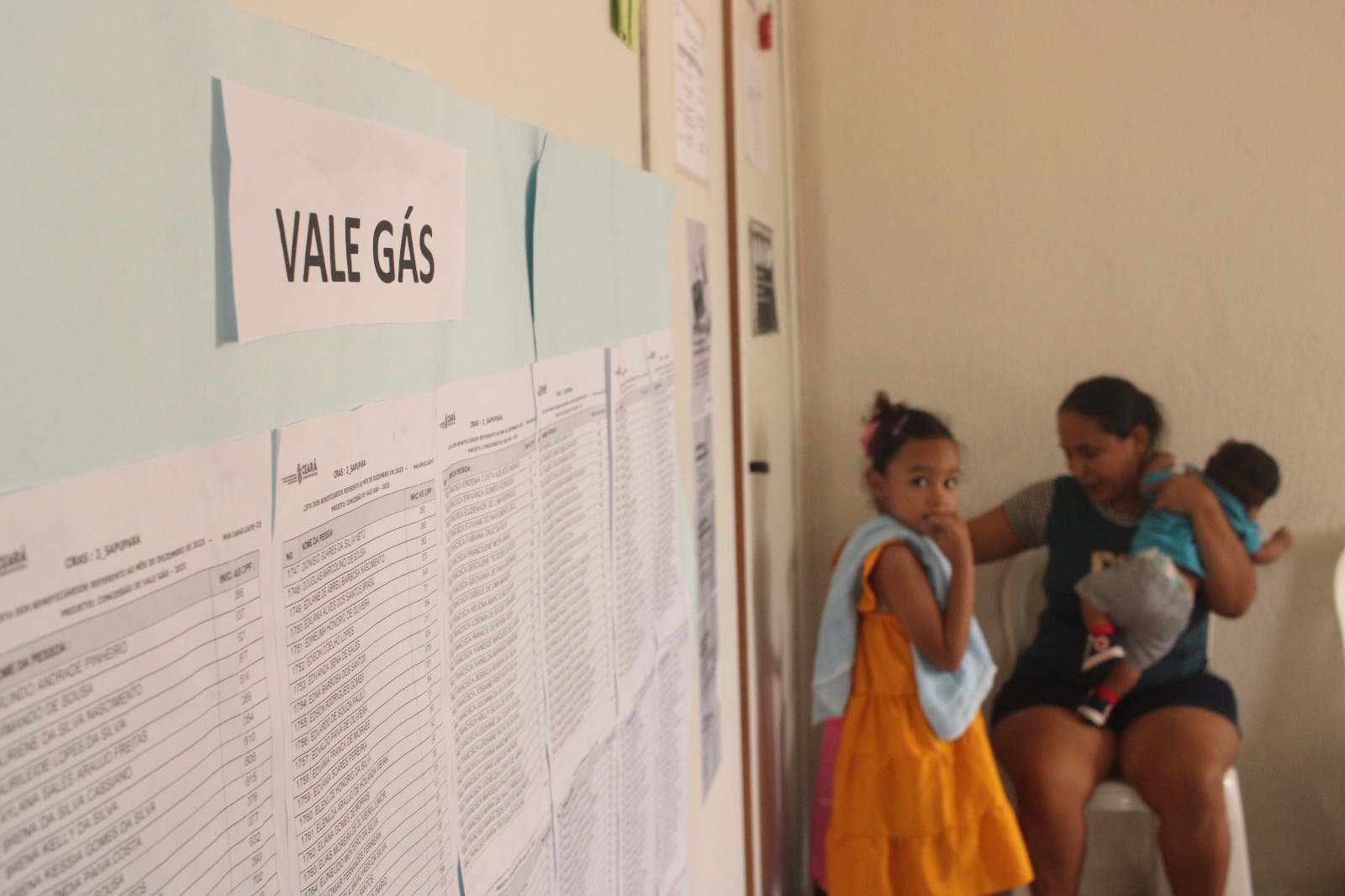 Famílias recebem tíquetes do Vale Gás Social e comemoram benefício no fim do ano