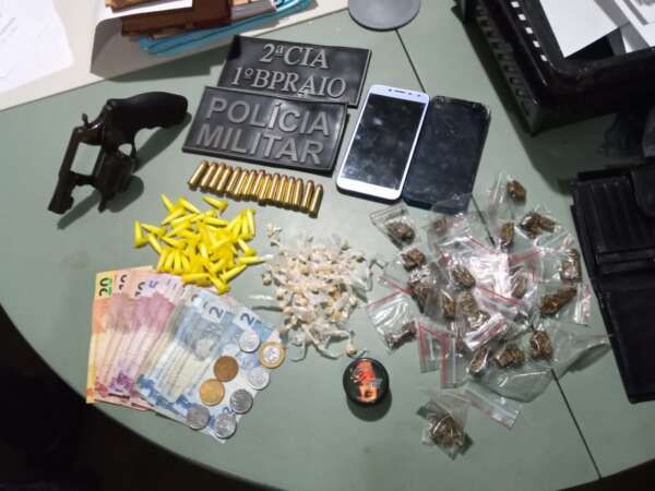 Dupla suspeita de tráfico de drogas é presa pela PMCE em posse de arma em Caucaia