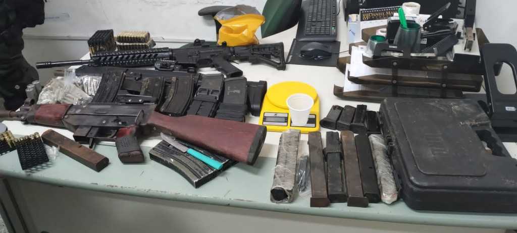 Cinco armas, mais de 500 munições e drogas são apreendidas em ação da PMCE em Fortaleza
