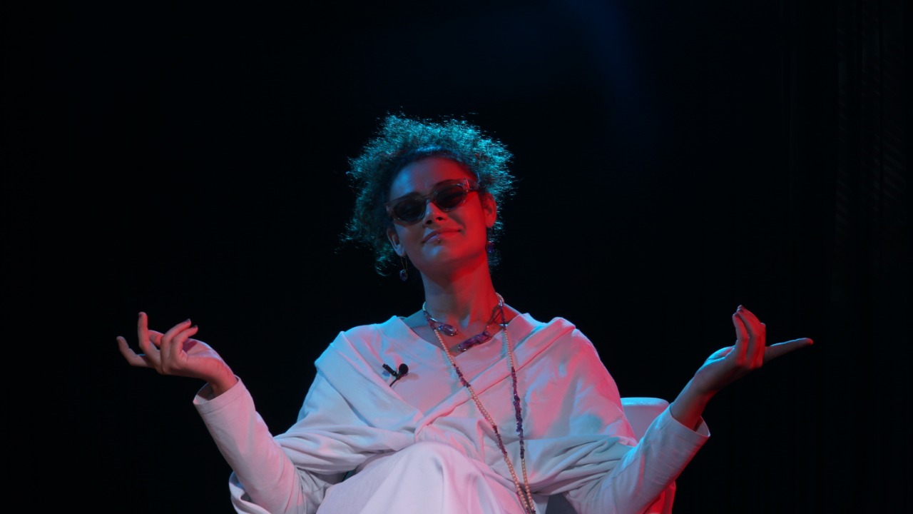 Jupyra Carvalho encena “ASMR Session – Auto Anti-Ajuda” no Cineteatro São Luiz