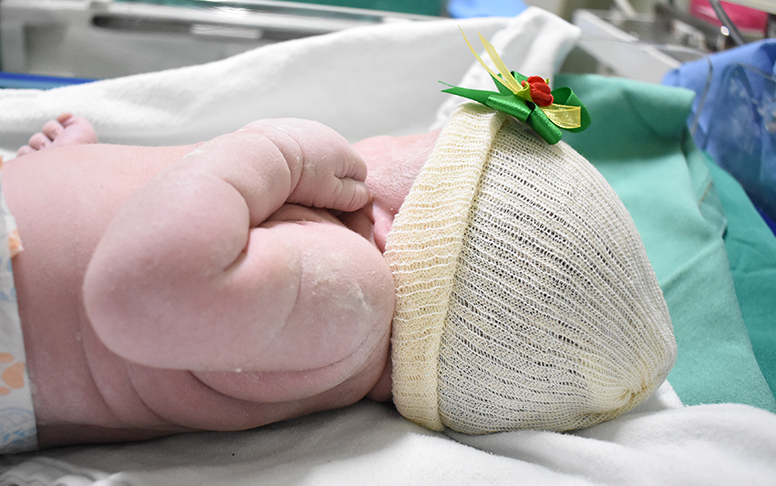 Recém-nascidos são recepcionados com laços e gravatas confeccionados pela equipe do HGCC