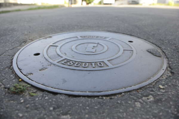 Cagece nivelou mais de 2,3 mil tampas de poços de visita de Fortaleza em 2023