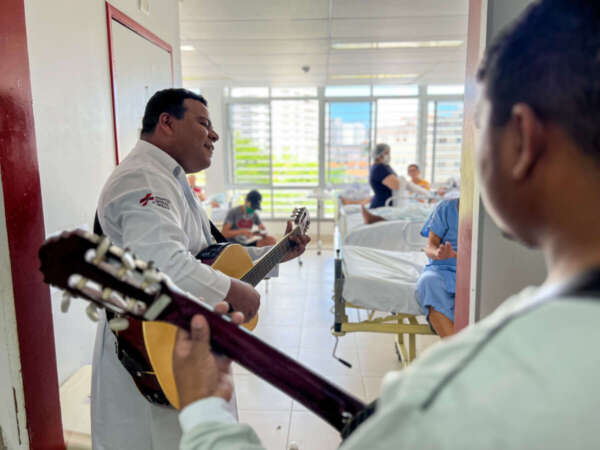 Profissionais do HGF usam a música como forma de conforto para pacientes e acompanhantes