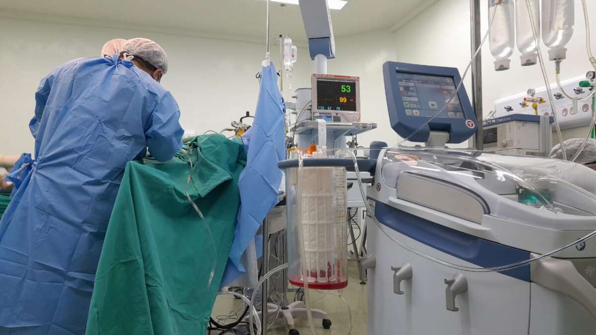 HRSC realiza cirurgia com equipamento do Hemoce que substitui transfusão sanguínea