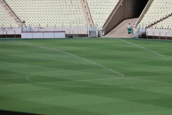 Com agenda de cuidados, gramado da Arena Castelão recebe o primeiro jogo da temporada