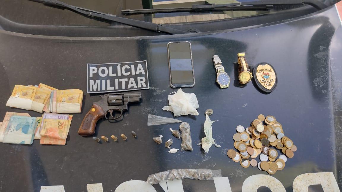 PMCE captura suspeito de homicídio com arma e drogas em Fortaleza