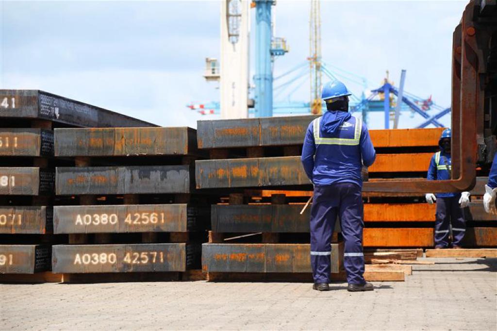Porto do Pecém e ArcelorMittal batem recorde em 2023, com quase 3 milhões de placas de aço movimentadas