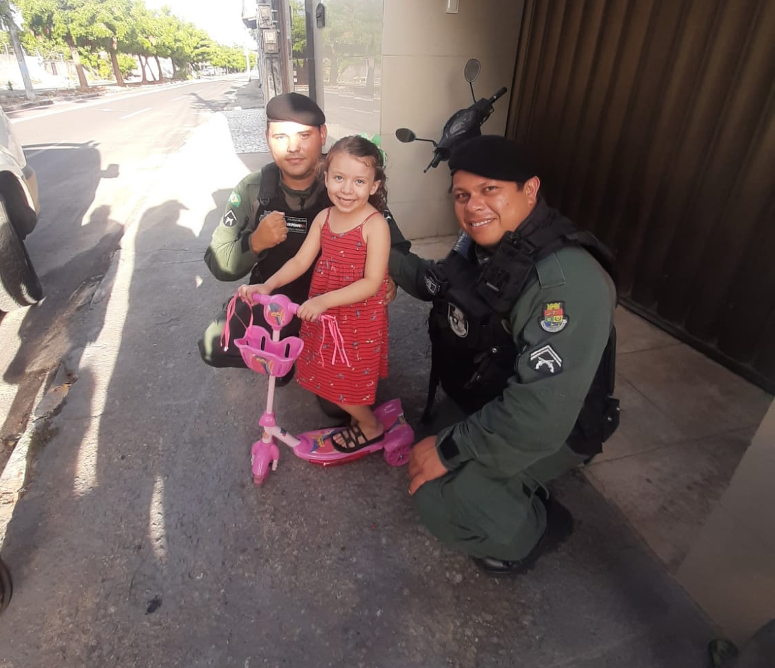 Policiais militares realizam sonho de criança em ganhar um patinete