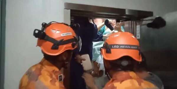 Corpo de Bombeiros resgata oito pessoas presas em elevador
