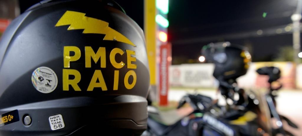 Polícia Militar prende em flagrante suspeito com armas de fogo e drogas na cidade de Beberibe