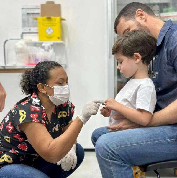 Vacinação contra covid-19 passa a ser periódica para crianças e grupos prioritários em 2024