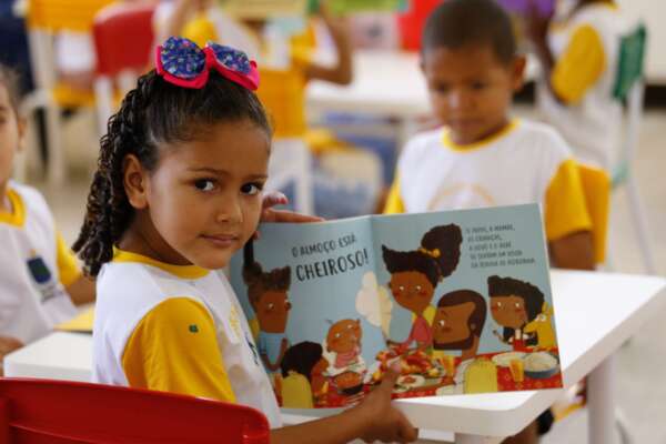 Ceará supera o NE e o Brasil na escolarização na primeira infância de crianças pretas ou pardas