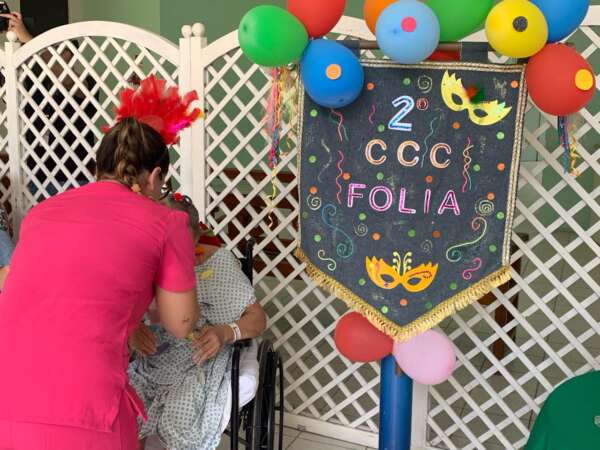 Casa de Cuidados do Ceará realiza baile de Carnaval para pacientes com bloco Camaleões do Vila