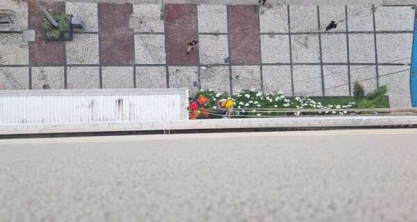 Corpo de Bombeiros resgata funcionário preso em plataforma elevada na Capital