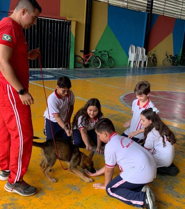 Companhia de Busca com Cães do CBMCE visita Escola Dóris Johnson