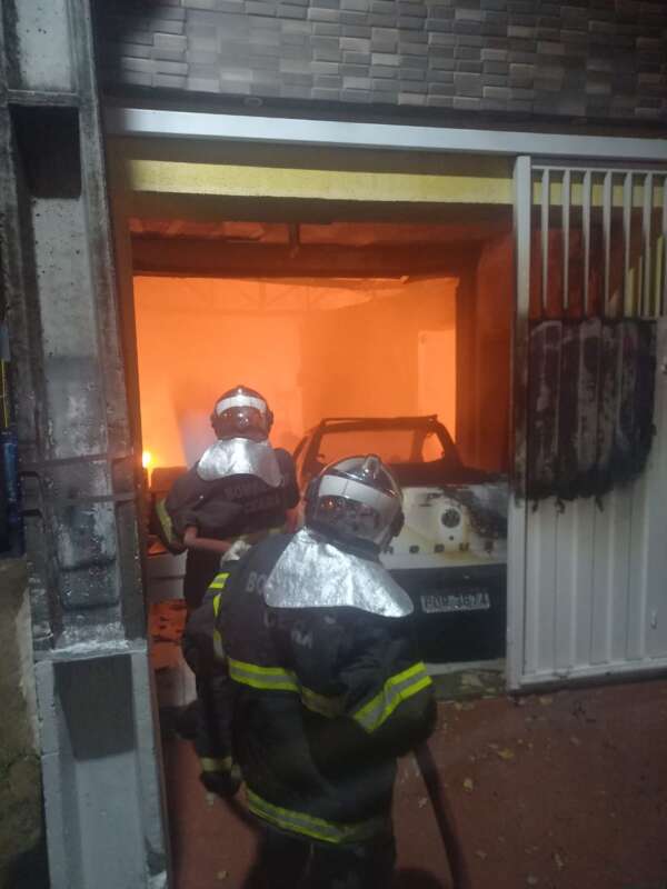 Corpo de Bombeiros apaga incêndio em fábrica de móveis em Iguatu