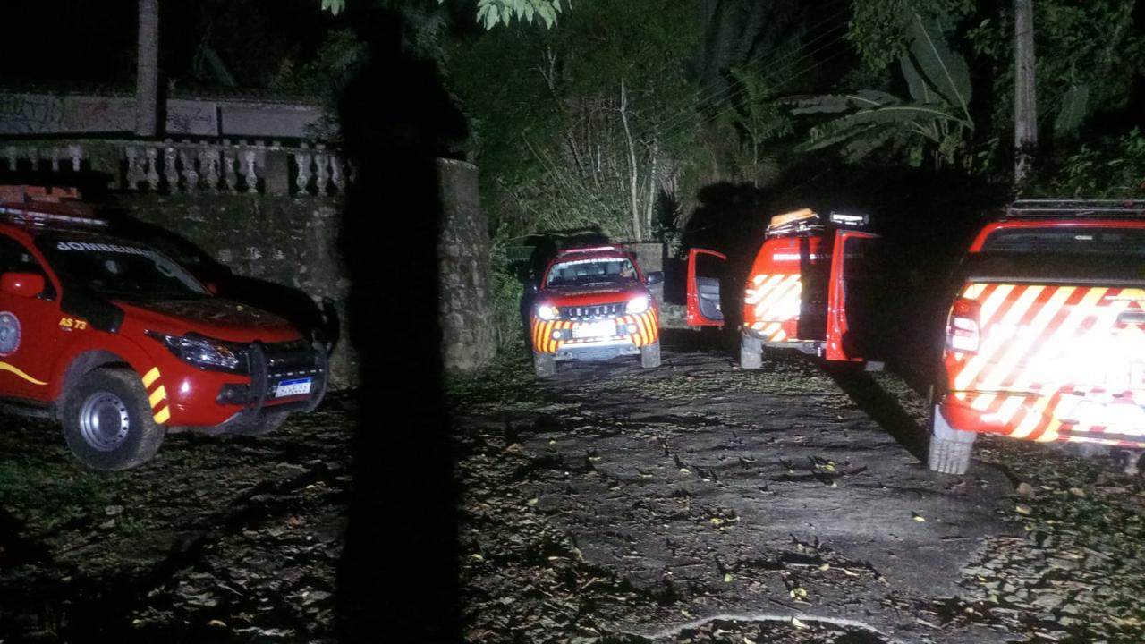 Equipes do CBMCE resgatam mulher na Serra de Maranguape