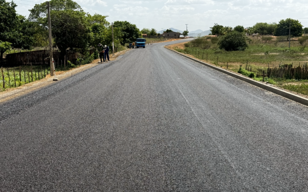 Obra de pavimentação da CE-276, entre Iracema e a Serra dos Bastiões, avança e chega a 65% de execução