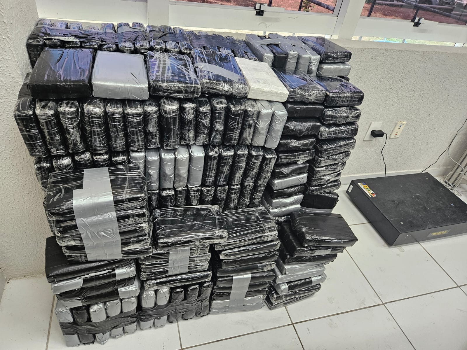 Mais de 400 quilos de cocaína são apreendidos e dois suspeitos são presos