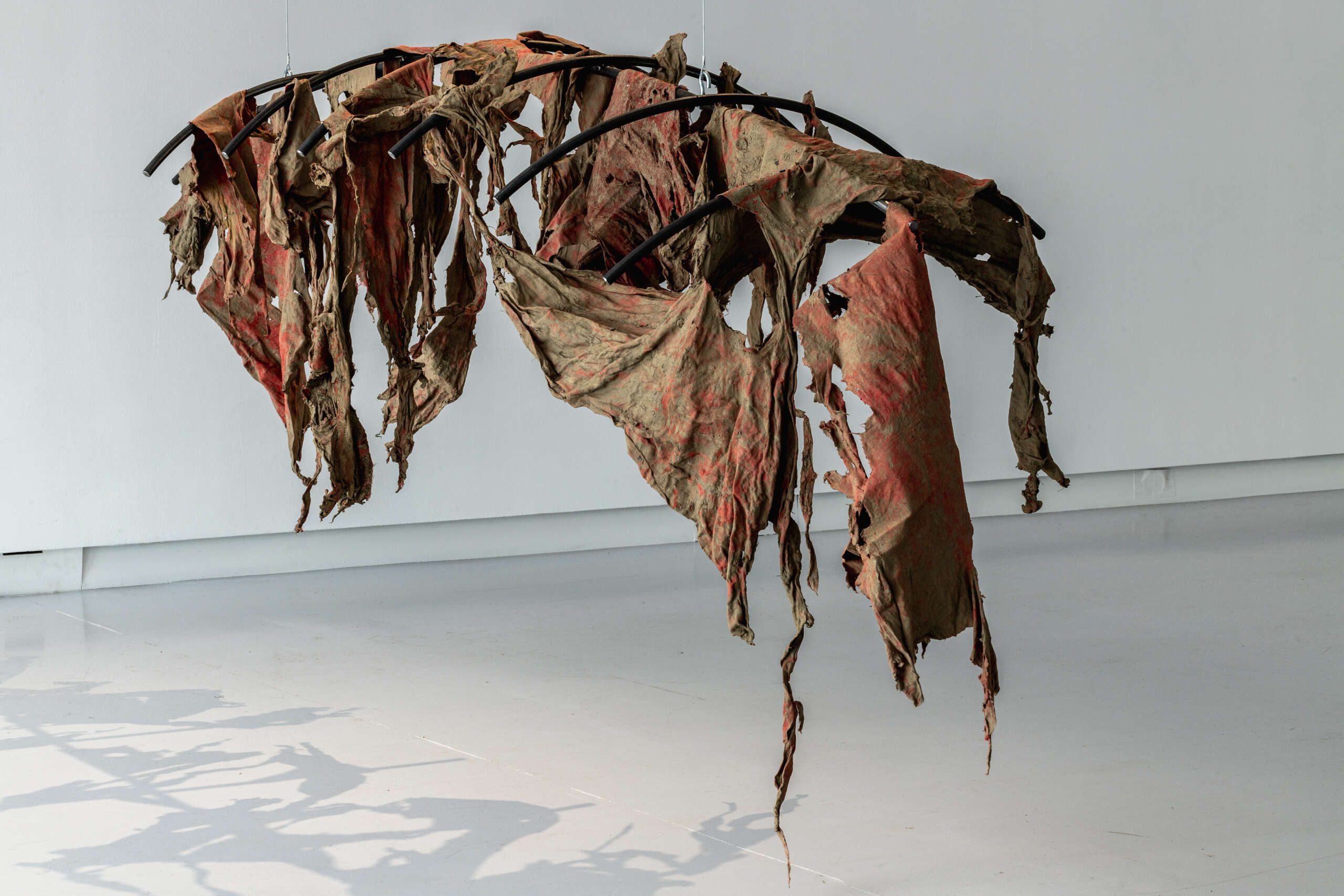 Jota Mombaça participa de Conversa de Ateliê na Pinacoteca do Ceará