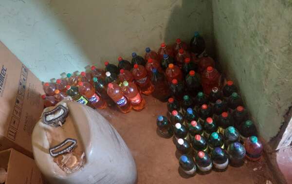 PMCE apreende 58 garrafas e quatro tambores com gasolina em Araripe