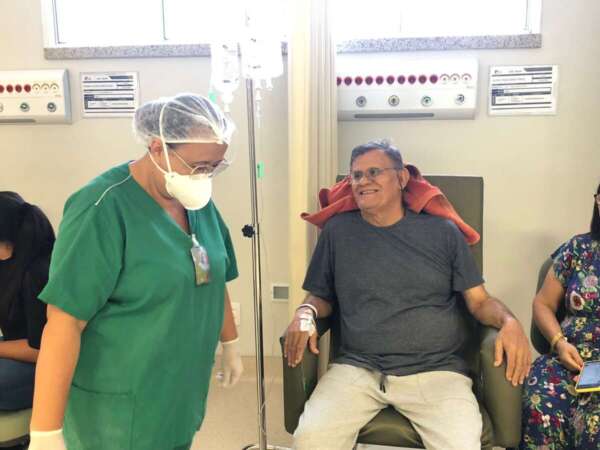 Primeiro paciente oncológico do HRVJ finaliza tratamento; quase mil pessoas são atendidas no local