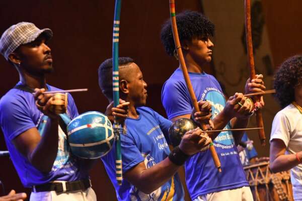 “Resistência Ancestral”: Espetáculo traz orquestra de berimbaus, tambor de crioula e toda a conexão sagrada da Capoeira Angola ao TJA