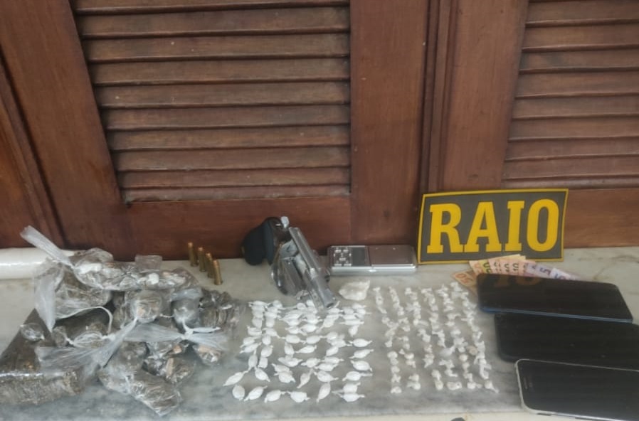 Dupla é presa pela PMCE com arma e drogas na cidade de Cascavel