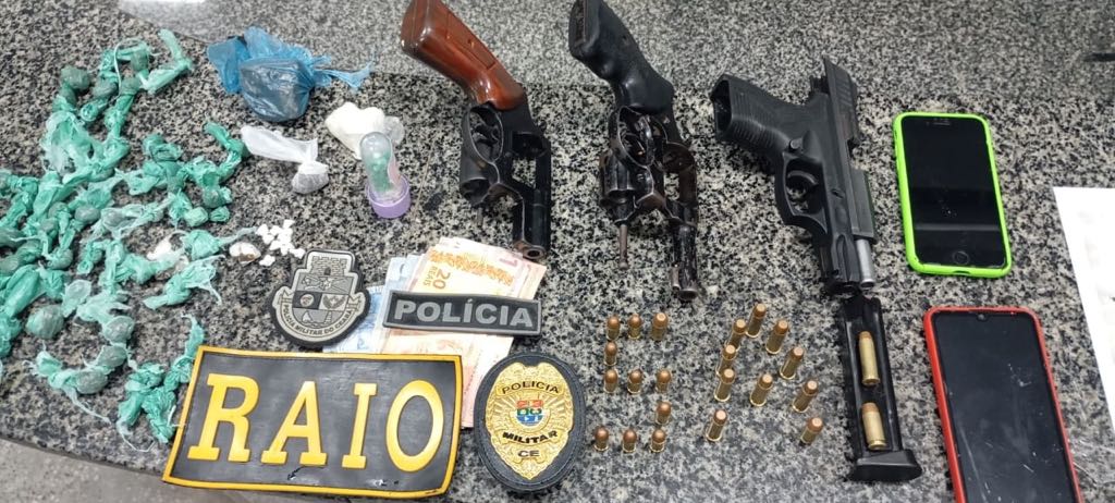 PMCE prende três suspeitos com armas, munições e drogas em Pacatuba