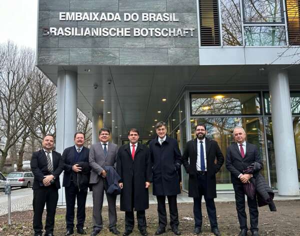 Comitiva do Ceará se reúne com embaixador do Brasil na Alemanha