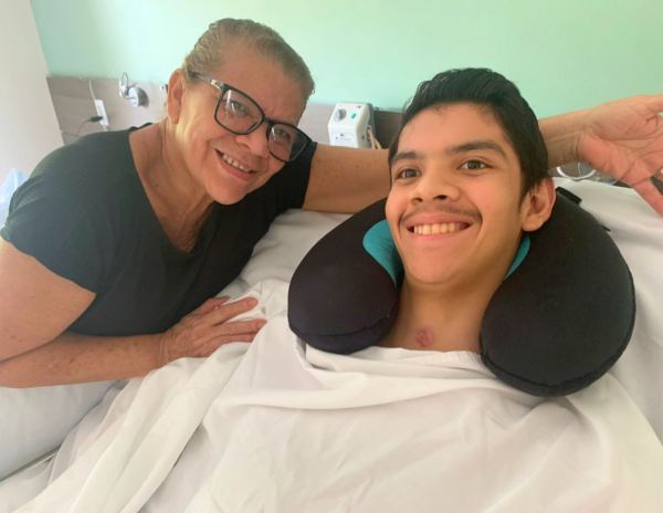 De volta ao lar: após três meses de internação na Casa de Cuidados do Ceará, jovem vítima de choque elétrico recebe alta