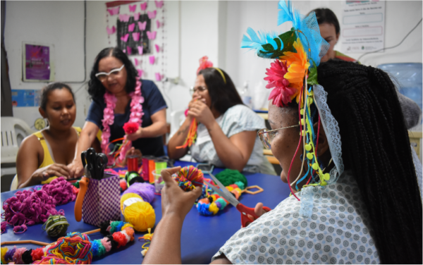 Oficina terapêutica de Carnaval leva momentos de relaxamento a mães no Hospital Geral Dr. César Cals