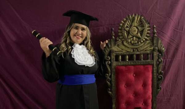 Aluna da EJA é aprovada em Letras na UFC após ficar quase 20 anos longe da escola