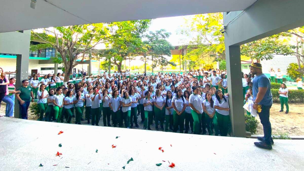 Diretor recebe homenagem de antiga escola antes de assumir gestão de nova unidade