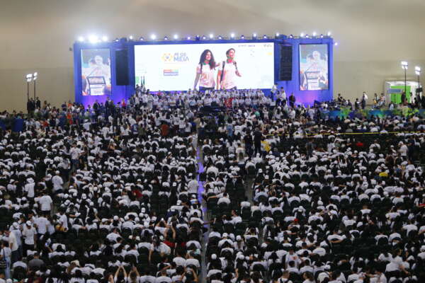 Programa Pé-de-Meia vai beneficiar 185 mil estudantes de Ensino Médio da rede pública no Ceará