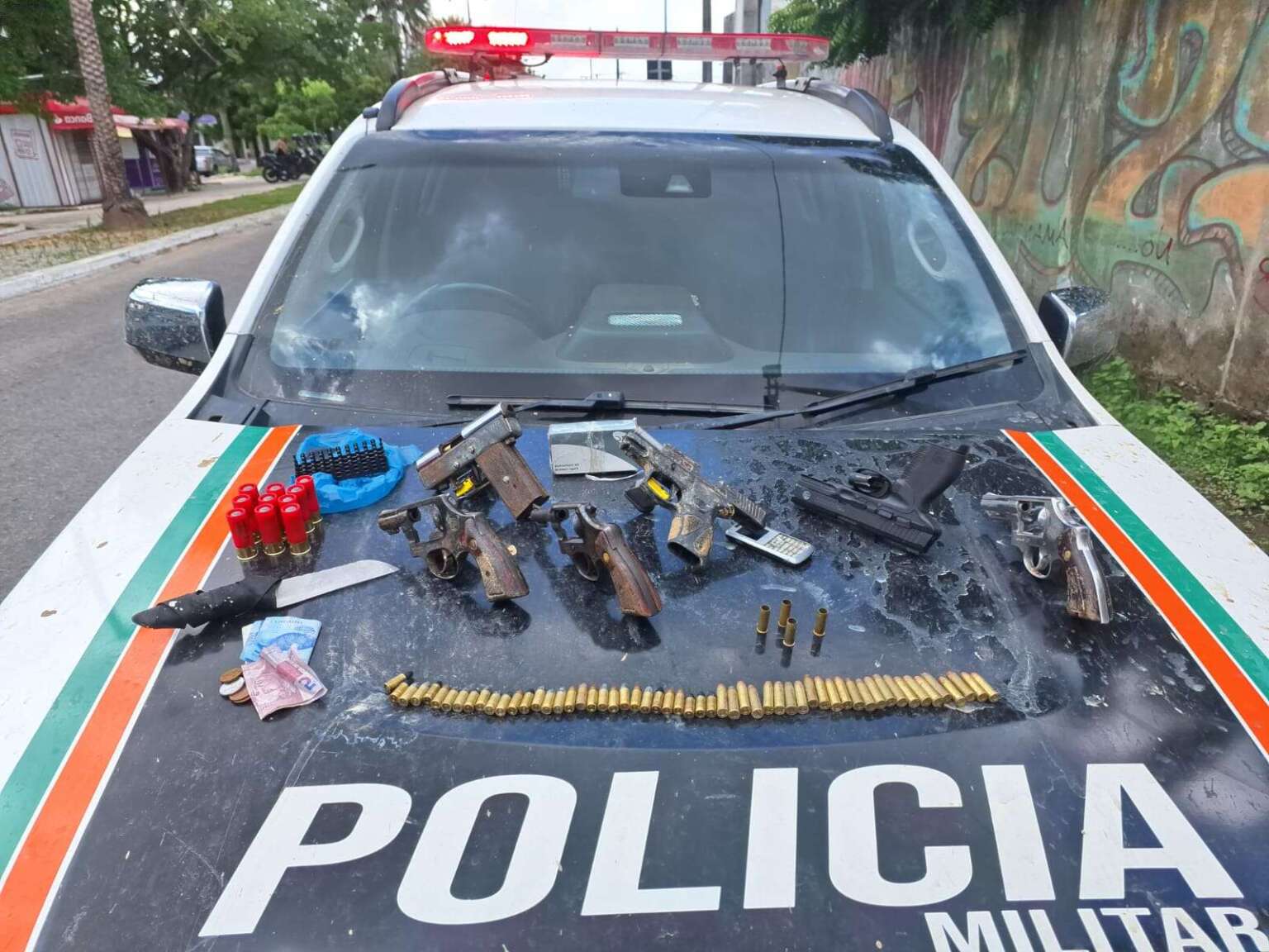 Trio suspeito de integrar grupo criminoso é preso em posse de cinco armas e munições em Maracanaú