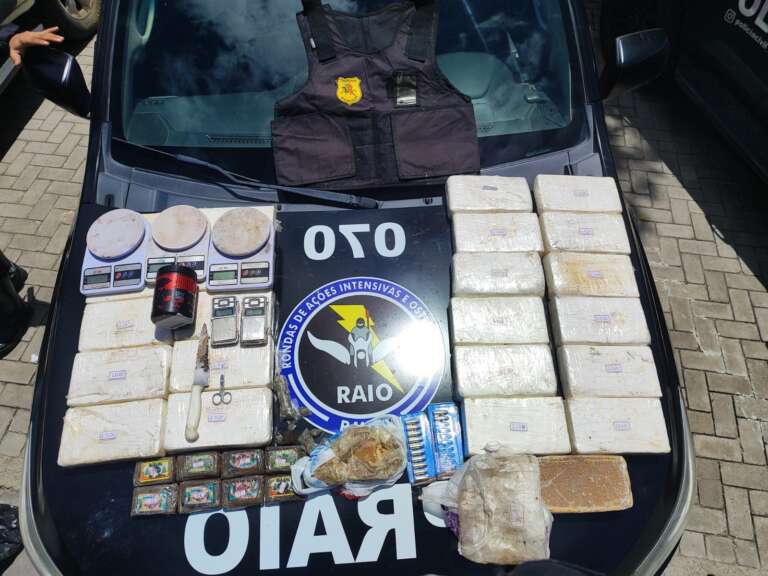 PMCE apreende mais de 23 kg de drogas, colete balístico e munições em Sobral