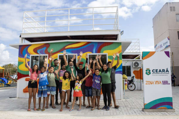 Alunos do Zona Viva Jangurussu recebem certificados e kits instrumentais de trabalho