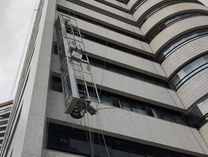 Corpo de Bombeiros resgata dois trabalhadores de andaime no Meireles