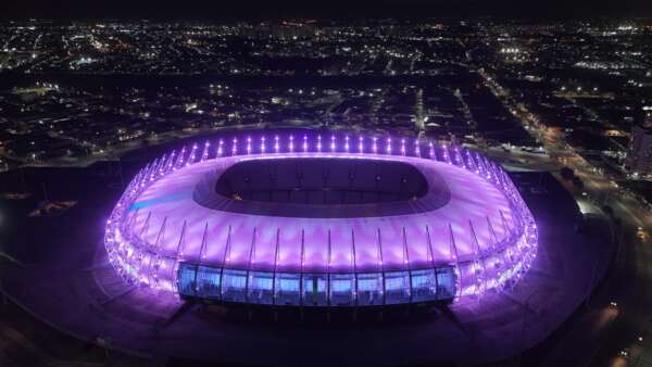 Dia da Mulher: Arena Castelão terá iluminação especial em homenagem à data