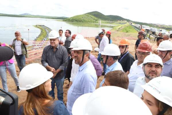 Governador Elmano de Freitas visita obra do primeiro sistema adutor do Projeto Malha D’Água