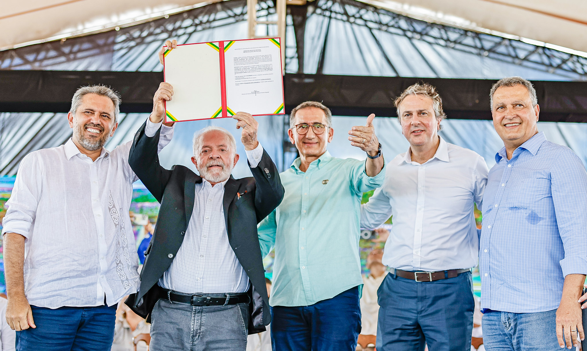Em Iguatu, governador Elmano de Freitas acompanha presidente Lula em visita à Transnordestina e na autorização de obras do Ramal do Salgado