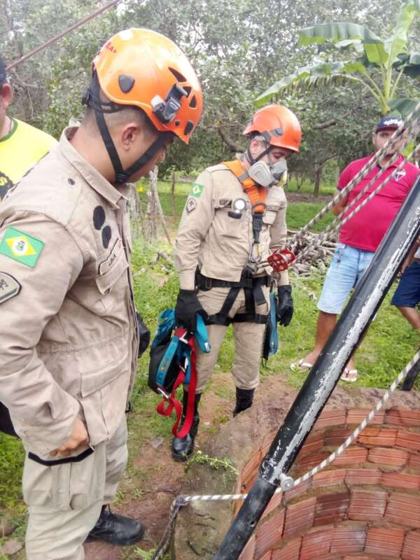 Corpo de Bombeiros resgata homem que caiu em cacimba com 20 metros de profundidade