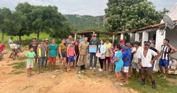 Bombeiros e Ciopaer entregam cestas básicas e medicamentos a comunidade ilhada em Irauçuba