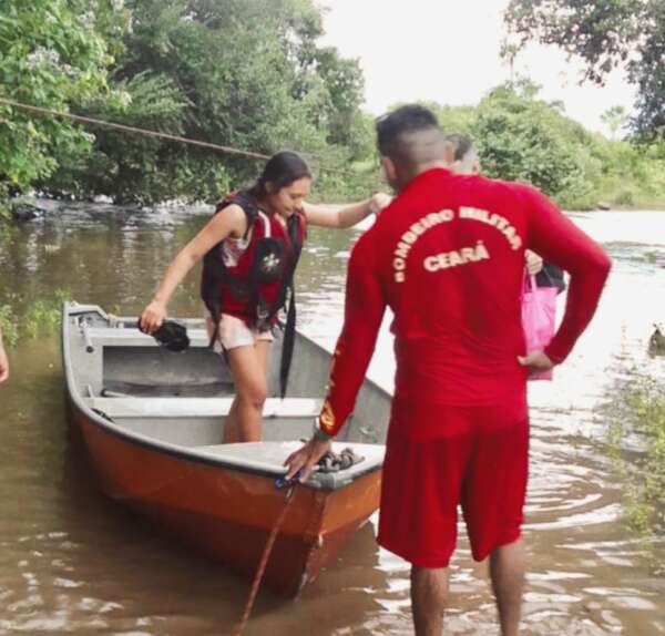 Corpo de Bombeiros resgata moradores do distrito de Aracatiaçu após inundação