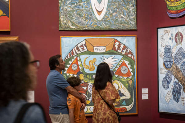 Com obras acessíveis, exposição “Leonilson e Das amizades” segue em cartaz na Pinacoteca do Ceará