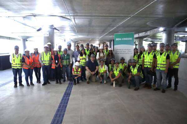 Estudantes de Engenharia da Unifor visitam canteiro de obras da Linha Leste
