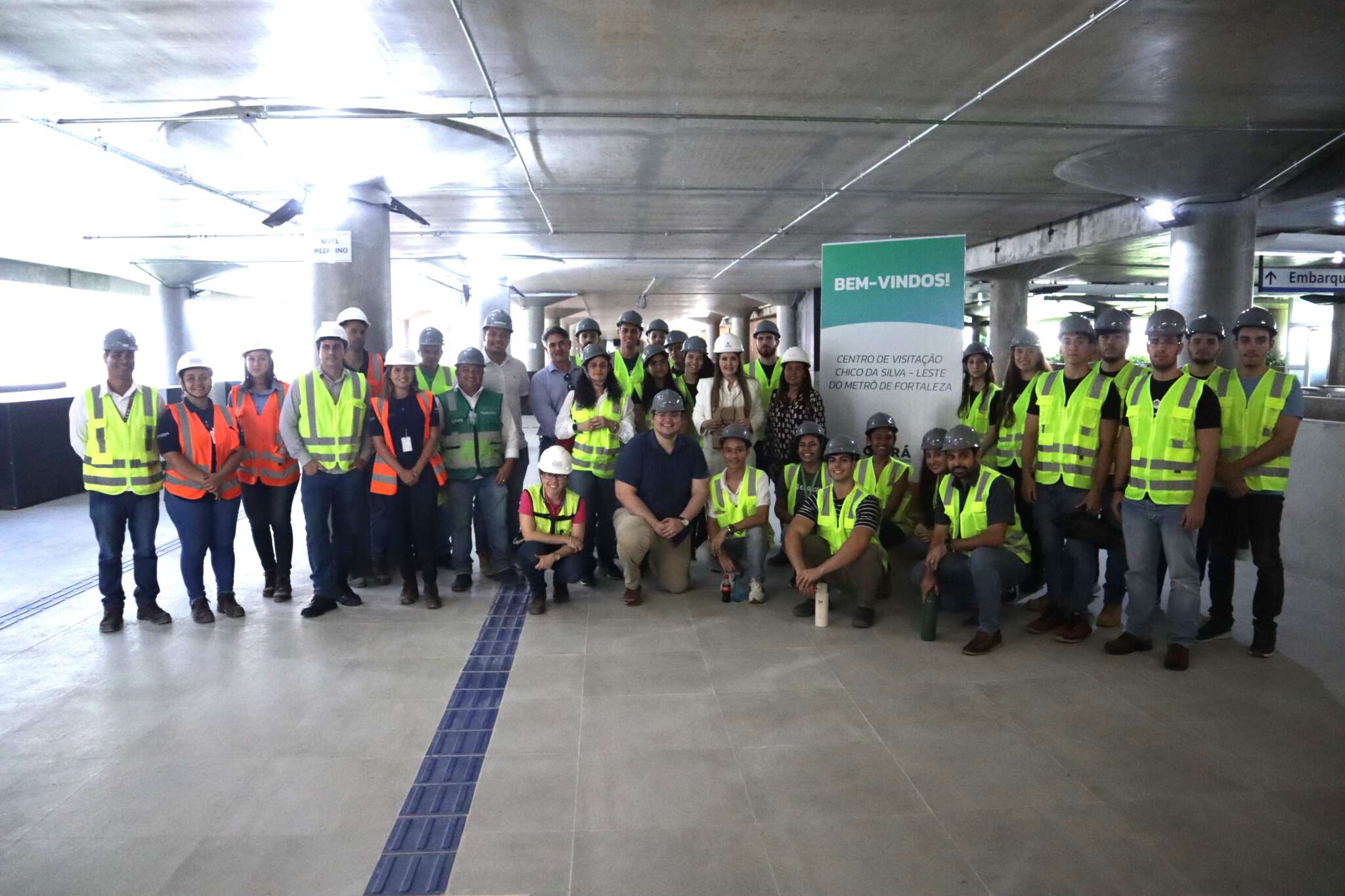 Estudantes de Engenharia da Unifor visitam canteiro de obras da Linha Leste