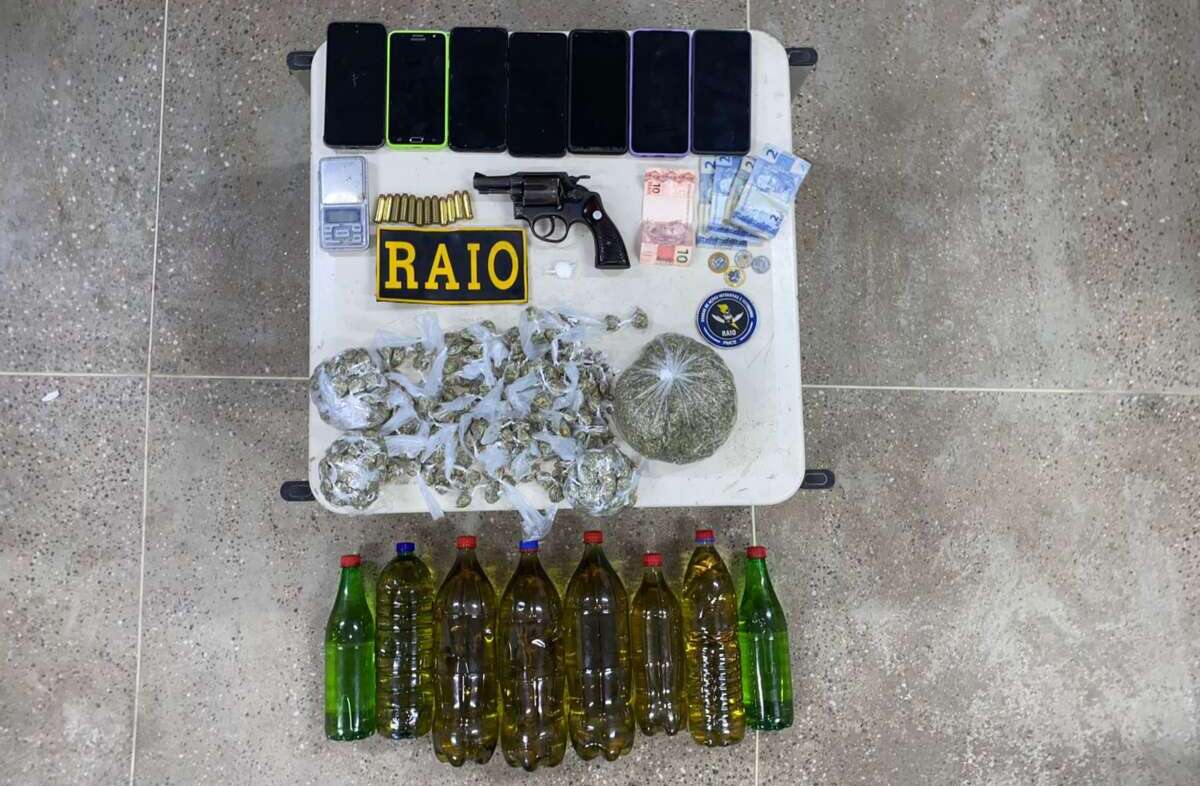 PMCE prende dupla com arma, drogas e combustível armazenado de forma irregular em Baturité